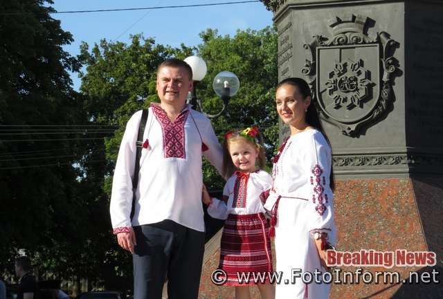У Кропивницькому сотні містян вийшли на парад вишиванок (фоторепортаж)